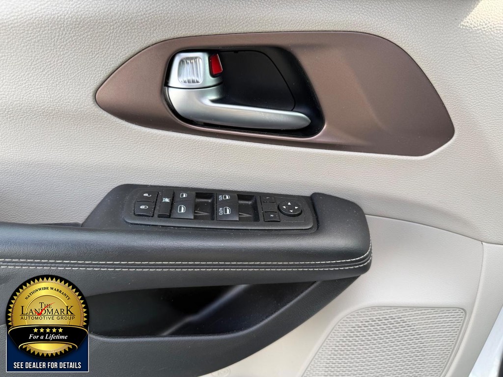 Chrysler Voyager Vehicle Full-screen Gallery Image 8