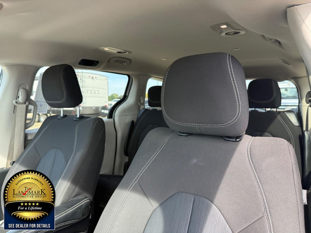 Chrysler Voyager Vehicle Full-screen Gallery Image 9