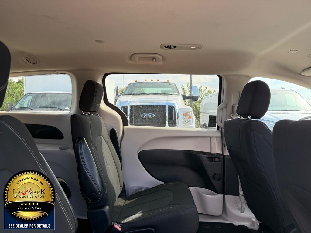 Chrysler Voyager Vehicle Full-screen Gallery Image 15