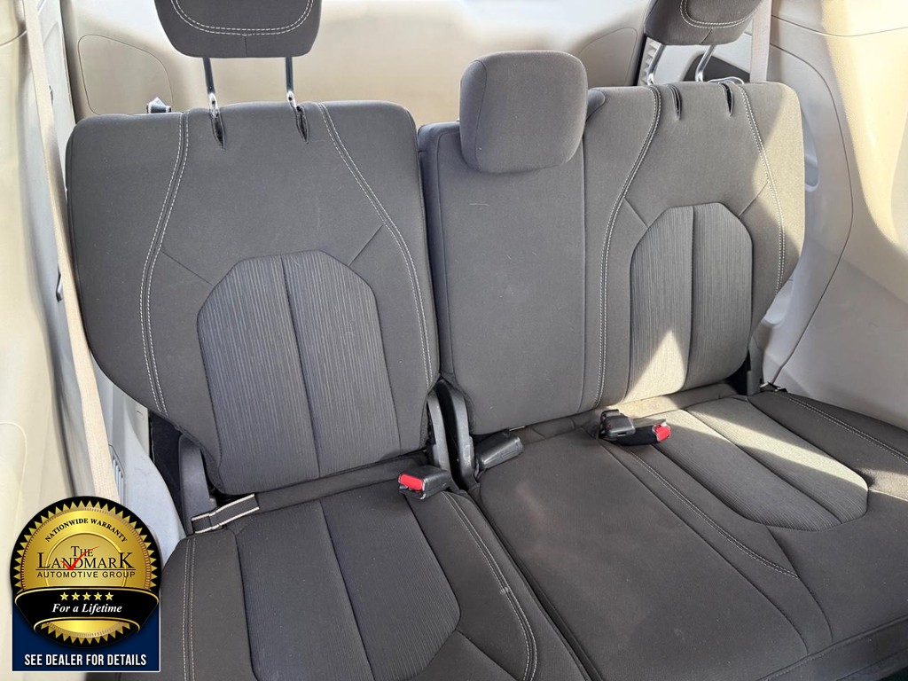 Chrysler Voyager Vehicle Full-screen Gallery Image 16