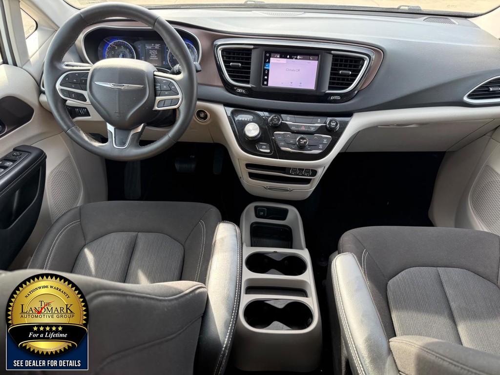 Chrysler Voyager Vehicle Full-screen Gallery Image 17