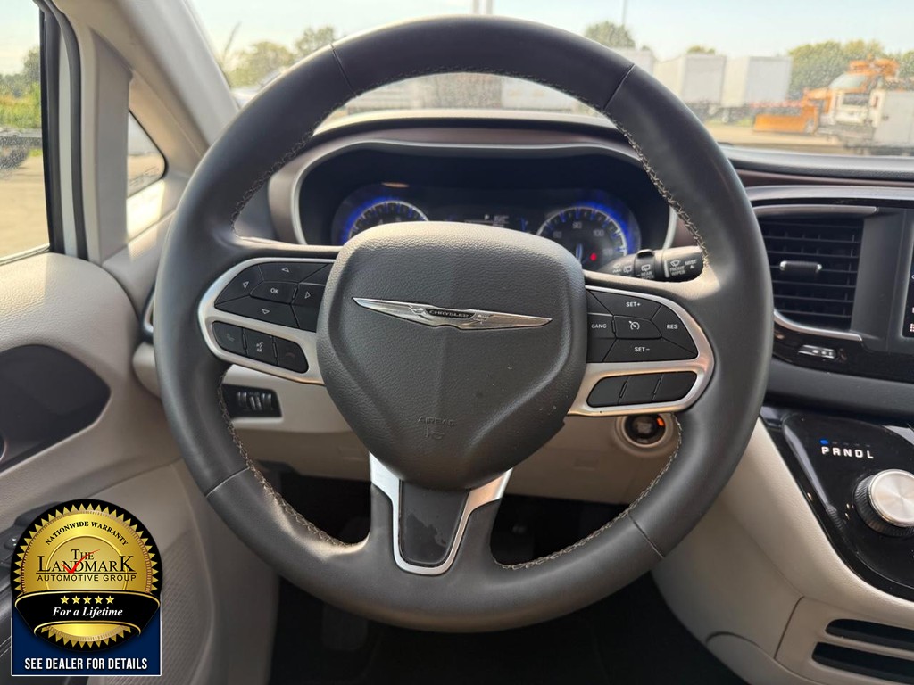 Chrysler Voyager Vehicle Full-screen Gallery Image 18