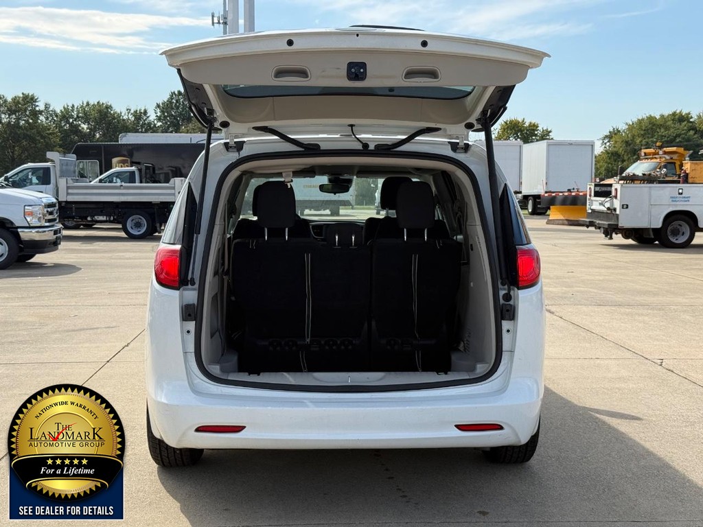 Chrysler Voyager Vehicle Full-screen Gallery Image 20