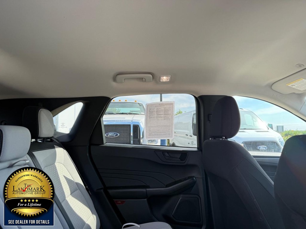 Ford Escape Vehicle Full-screen Gallery Image 14
