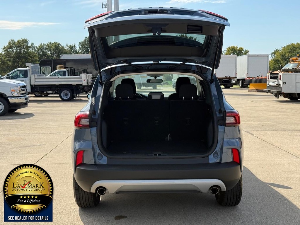 Ford Escape Vehicle Full-screen Gallery Image 18