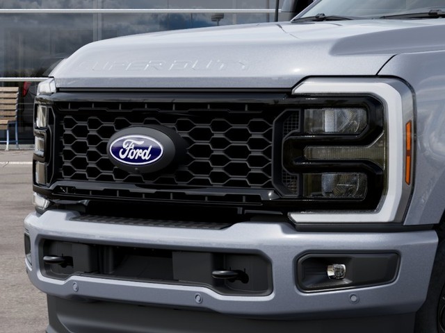 Ford F-250SD Vehicle Full-screen Gallery Image 17