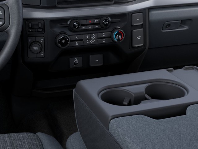 Ford F-350SD Vehicle Full-screen Gallery Image 15