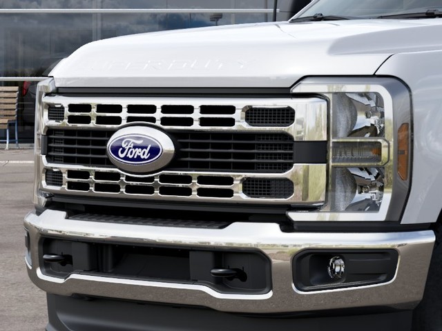 Ford F-350SD Vehicle Full-screen Gallery Image 17