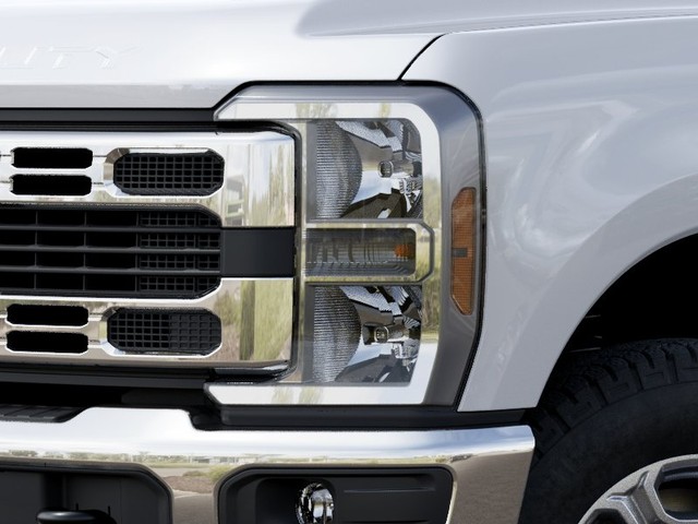 Ford F-350SD Vehicle Full-screen Gallery Image 18