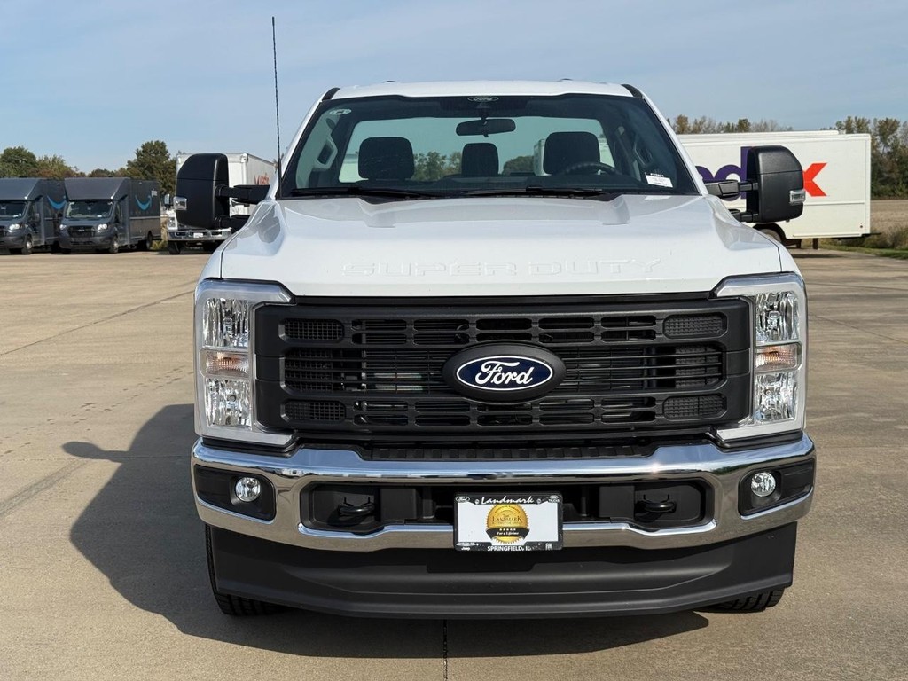 Ford Super Duty F-250 SRW Vehicle Full-screen Gallery Image 2