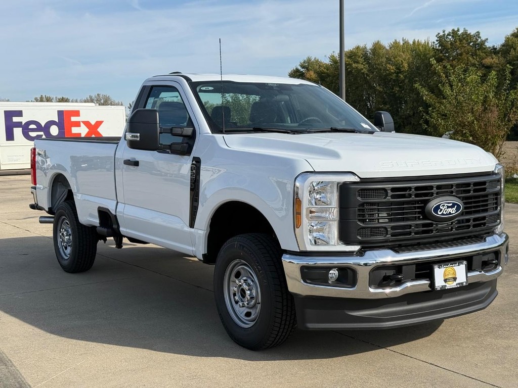 Ford Super Duty F-250 SRW Vehicle Full-screen Gallery Image 3