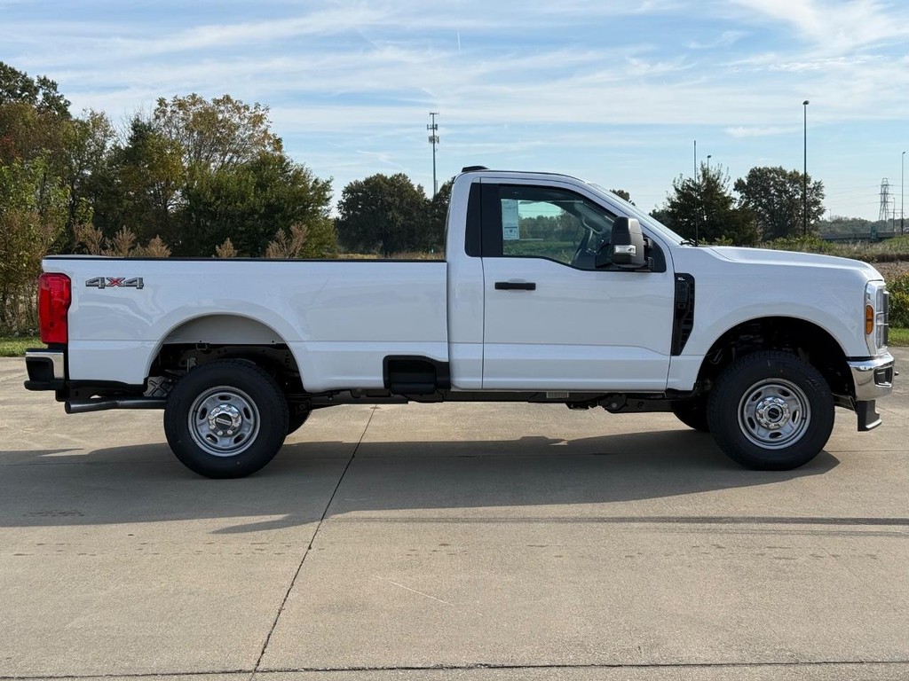 Ford Super Duty F-250 SRW Vehicle Full-screen Gallery Image 4