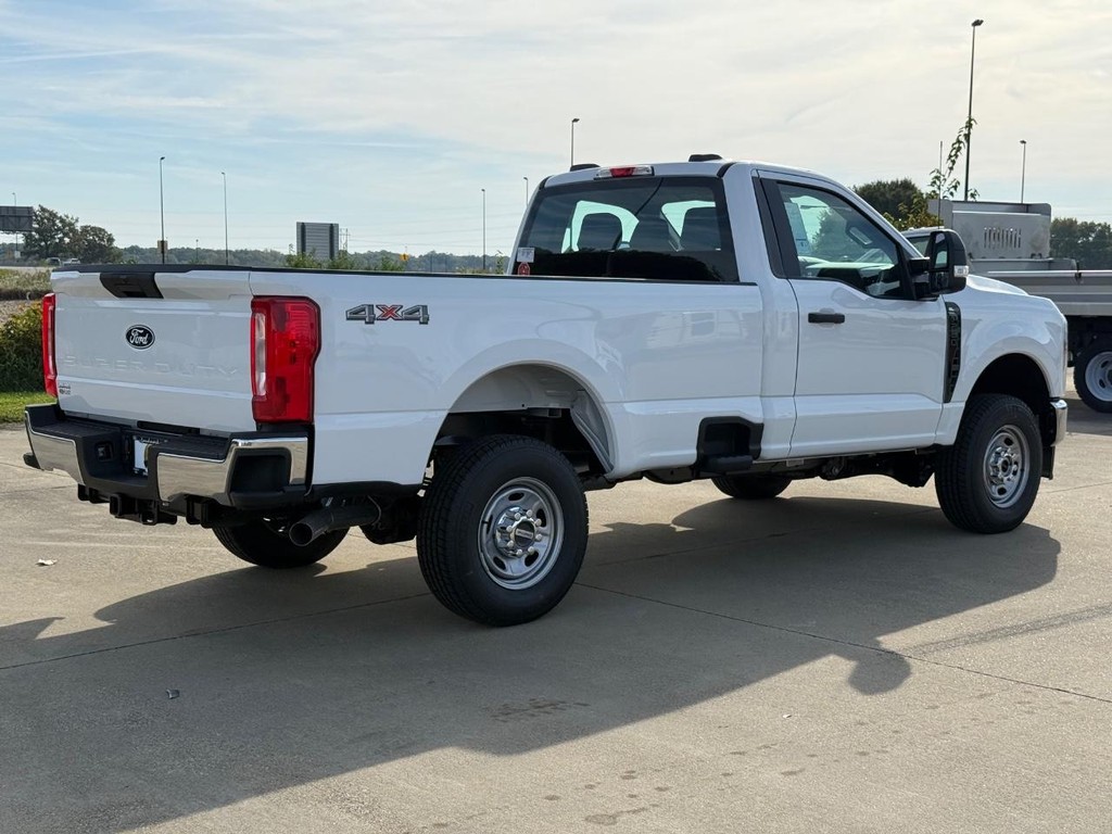 Ford Super Duty F-250 SRW Vehicle Full-screen Gallery Image 5