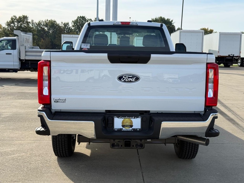 Ford Super Duty F-250 SRW Vehicle Full-screen Gallery Image 6