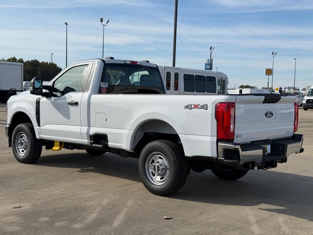 Ford Super Duty F-250 SRW Vehicle Full-screen Gallery Image 7