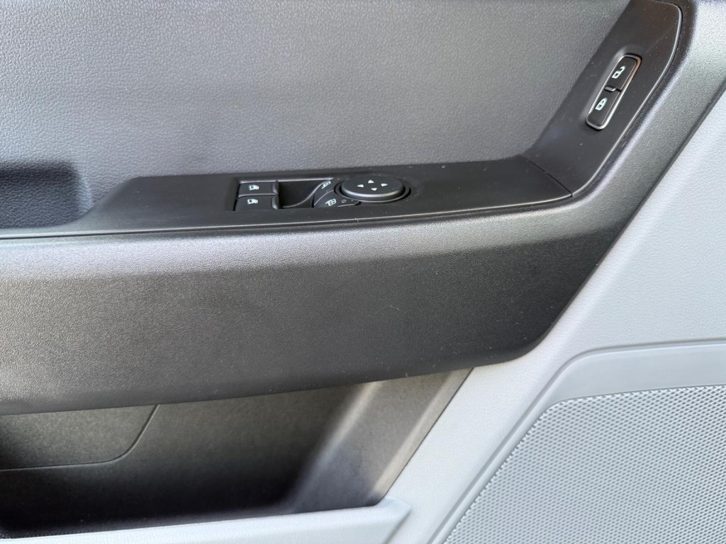 Ford Super Duty F-250 SRW Vehicle Full-screen Gallery Image 8