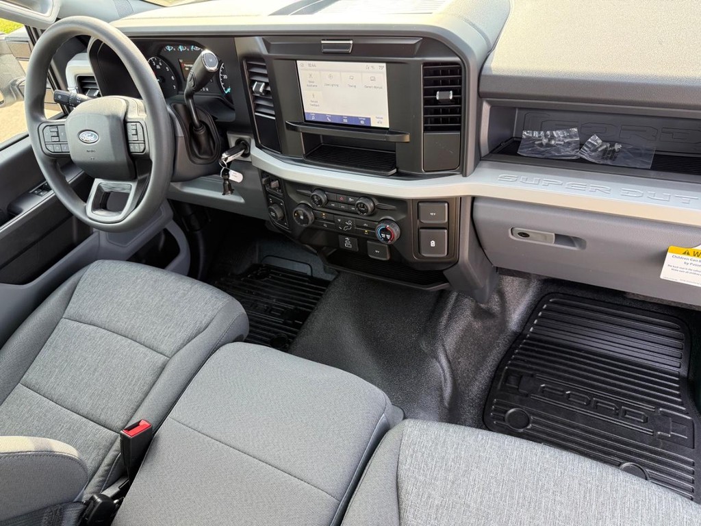 Ford Super Duty F-250 SRW Vehicle Full-screen Gallery Image 15