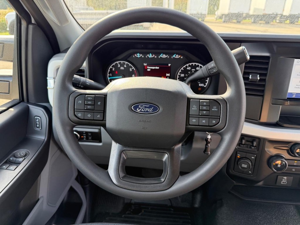 Ford Super Duty F-250 SRW Vehicle Full-screen Gallery Image 16