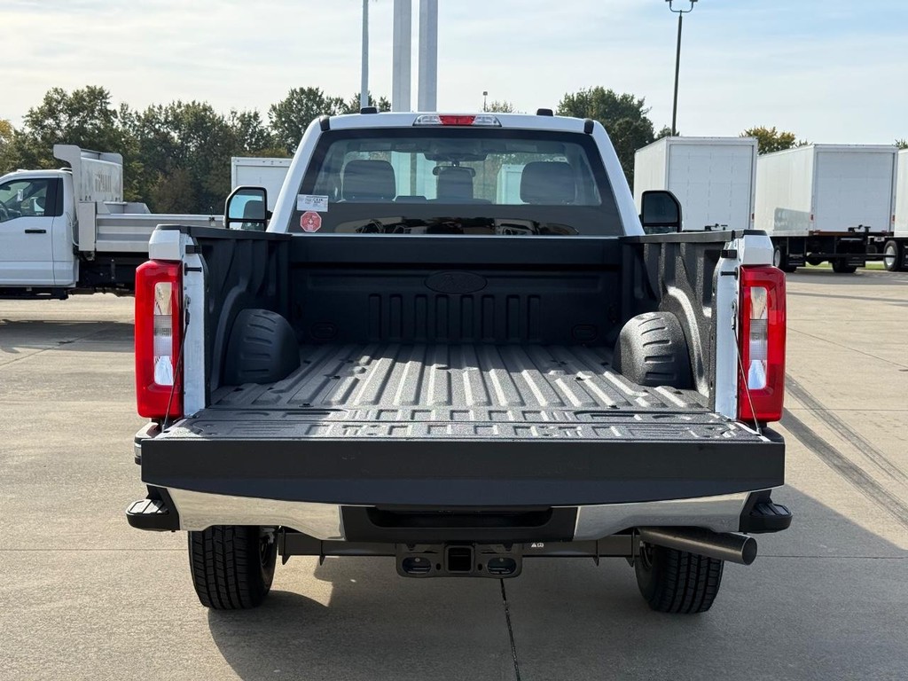 Ford Super Duty F-250 SRW Vehicle Full-screen Gallery Image 18