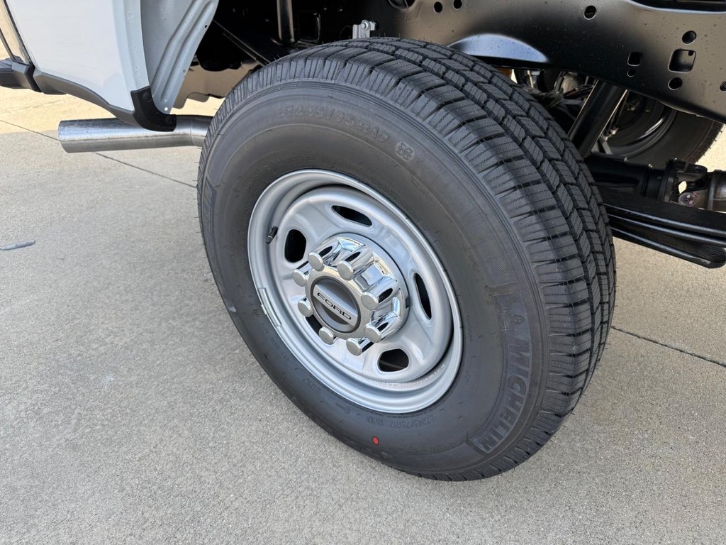 Ford Super Duty F-250 SRW Vehicle Full-screen Gallery Image 19