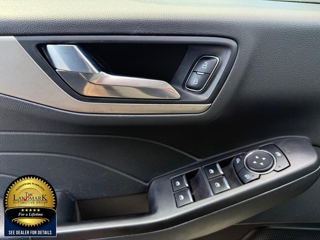 Ford Escape Vehicle Full-screen Gallery Image 08