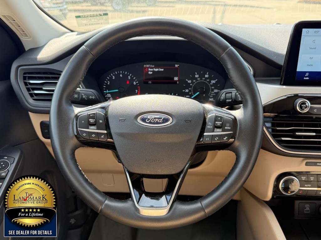 Ford Escape Vehicle Full-screen Gallery Image 17