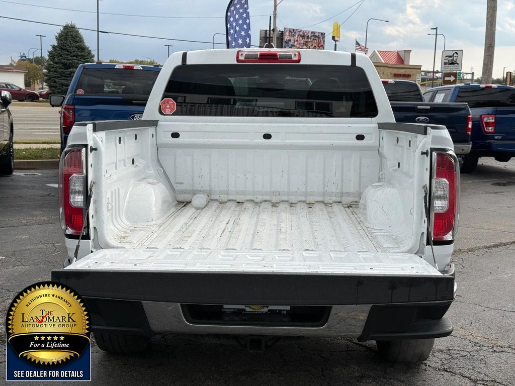 GMC Canyon Vehicle Full-screen Gallery Image 17