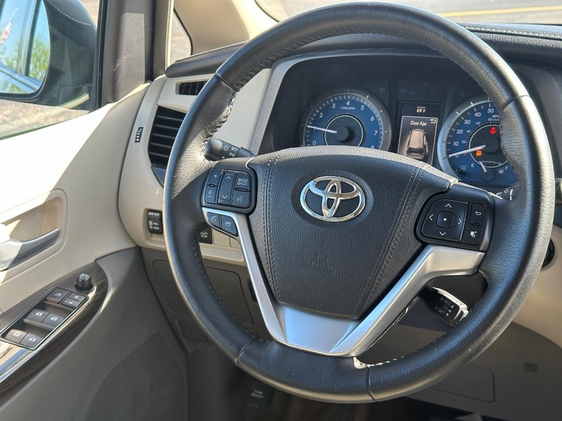 2017 Toyota Sienna XLE 14