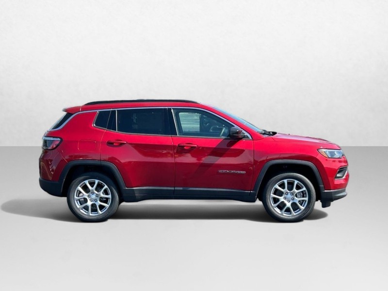 2024 Jeep Compass Latitude Lux 2