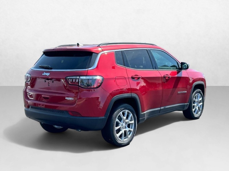 2024 Jeep Compass Latitude Lux 3