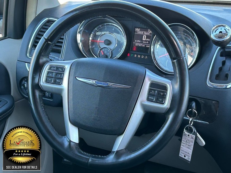 2014 Chrysler Town & Country Touring 17