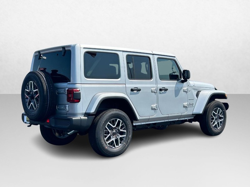 2024 Jeep Wrangler Sahara 3