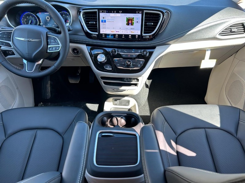 2024 Chrysler Pacifica Touring L 10