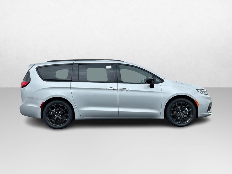 2024 Chrysler Pacifica Touring L 2