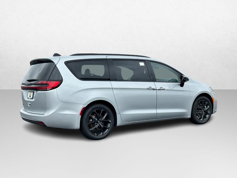 2024 Chrysler Pacifica Touring L 3