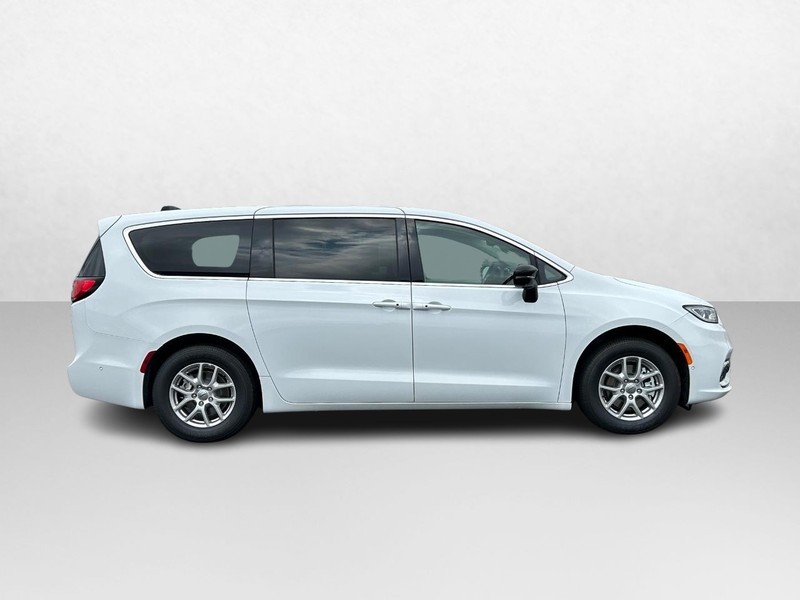 2024 Chrysler Pacifica Touring L 2