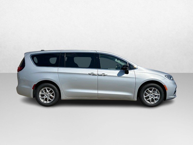 2024 Chrysler Pacifica Touring L 2