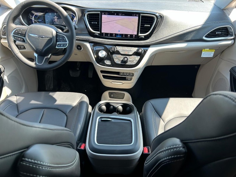 2024 Chrysler Pacifica Hybrid Select 18