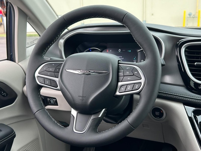 2024 Chrysler Pacifica Hybrid Select 11