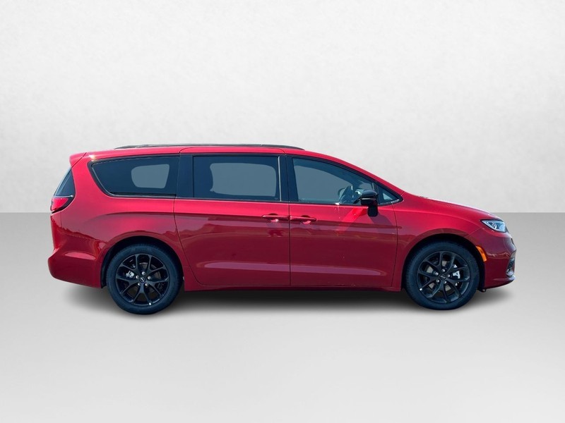 2024 Chrysler Pacifica Touring L 2