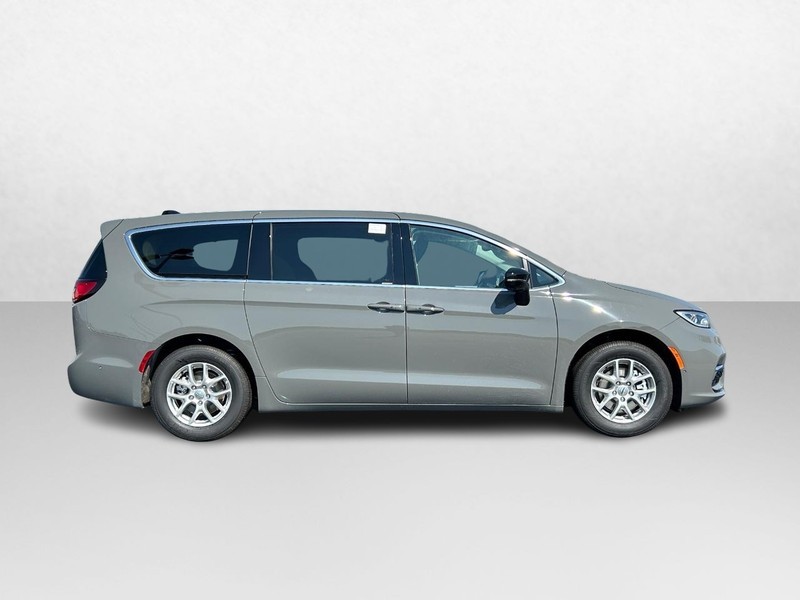 2024 Chrysler Pacifica Touring L 2