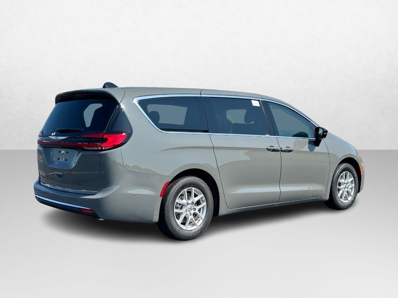 2024 Chrysler Pacifica Touring L 3