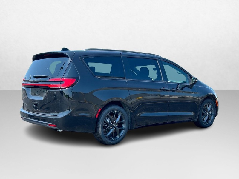 2024 Chrysler Pacifica Touring L 3