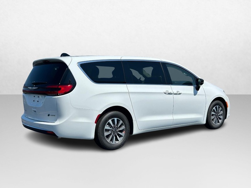 2024 Chrysler Pacifica Hybrid Select 3