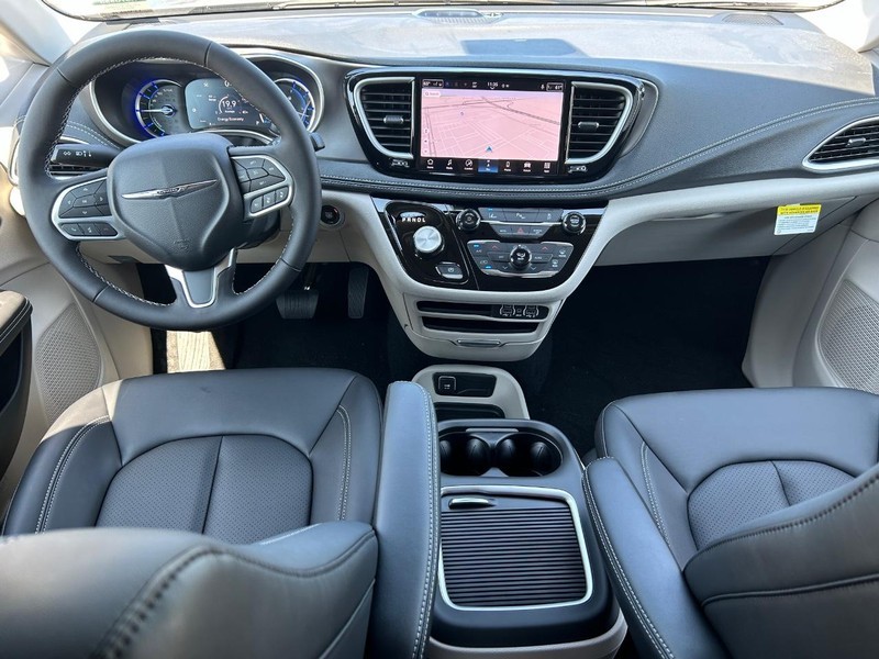 2024 Chrysler Pacifica Hybrid Select 16