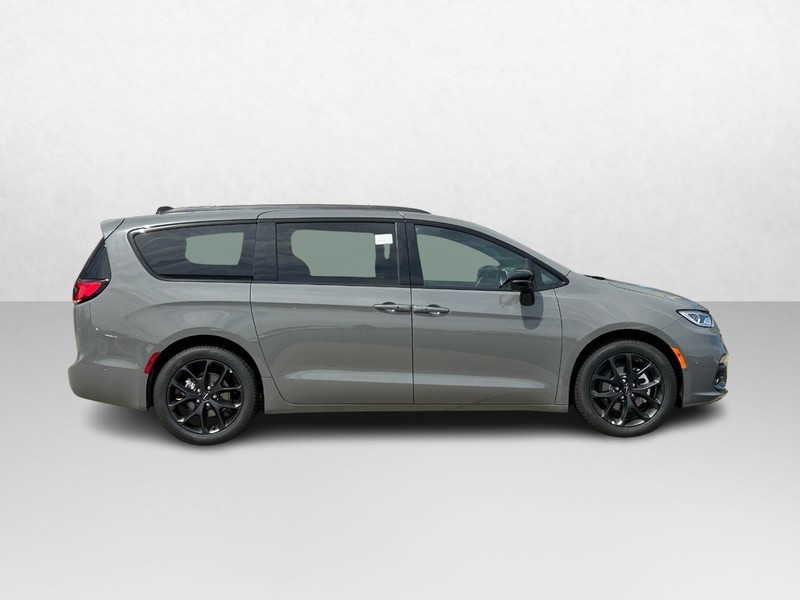 2024 Chrysler Pacifica Touring L 2