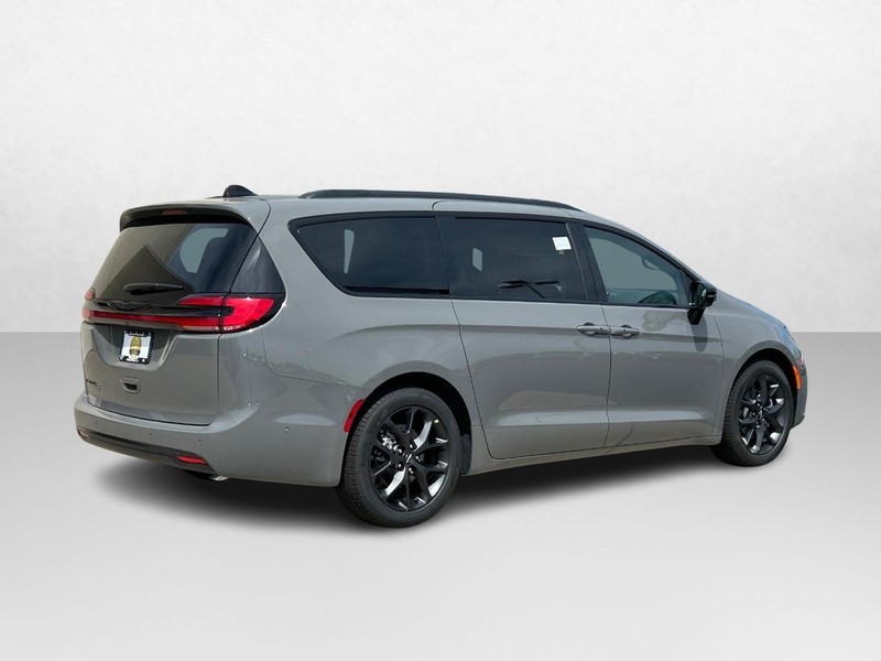 2024 Chrysler Pacifica Touring L 3