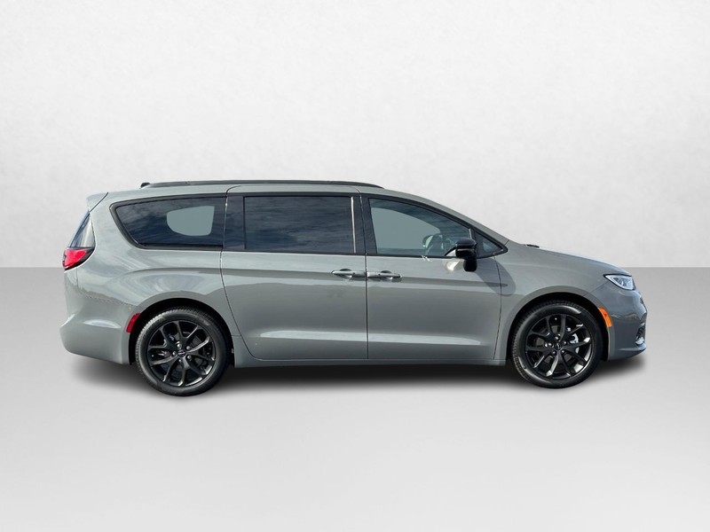 2024 Chrysler Pacifica Touring L 2