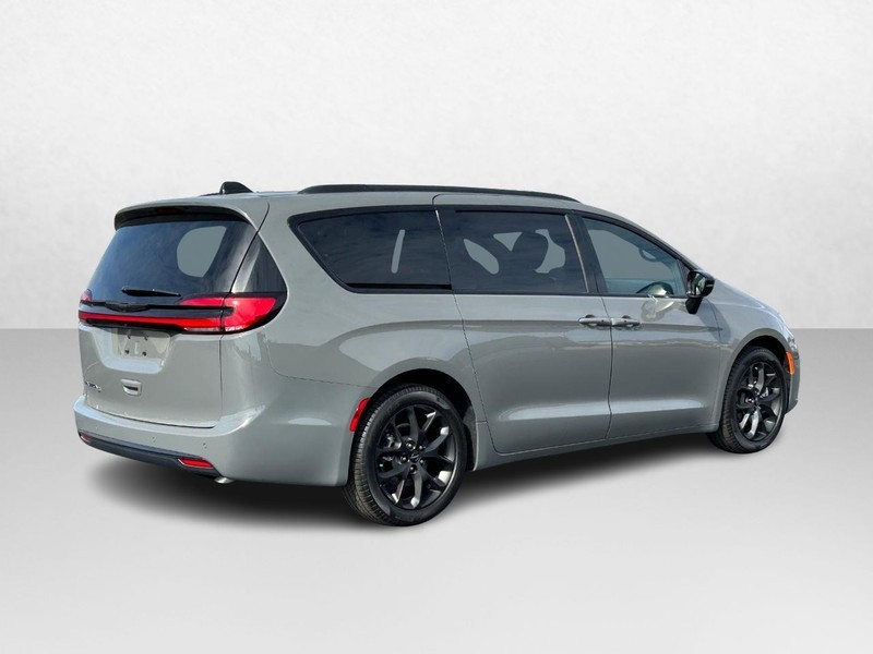 2024 Chrysler Pacifica Touring L 3