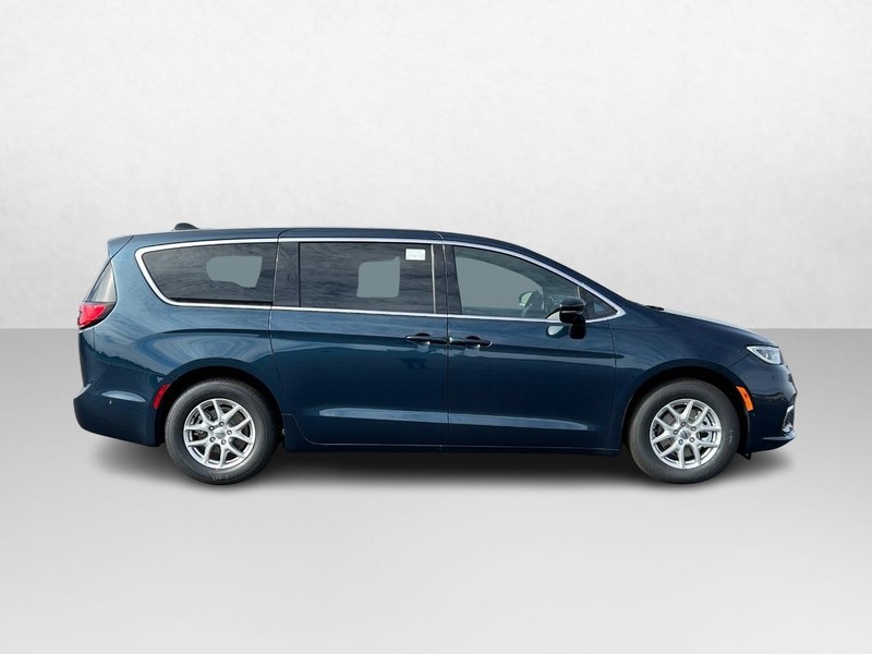 2025 Chrysler Pacifica Select 2